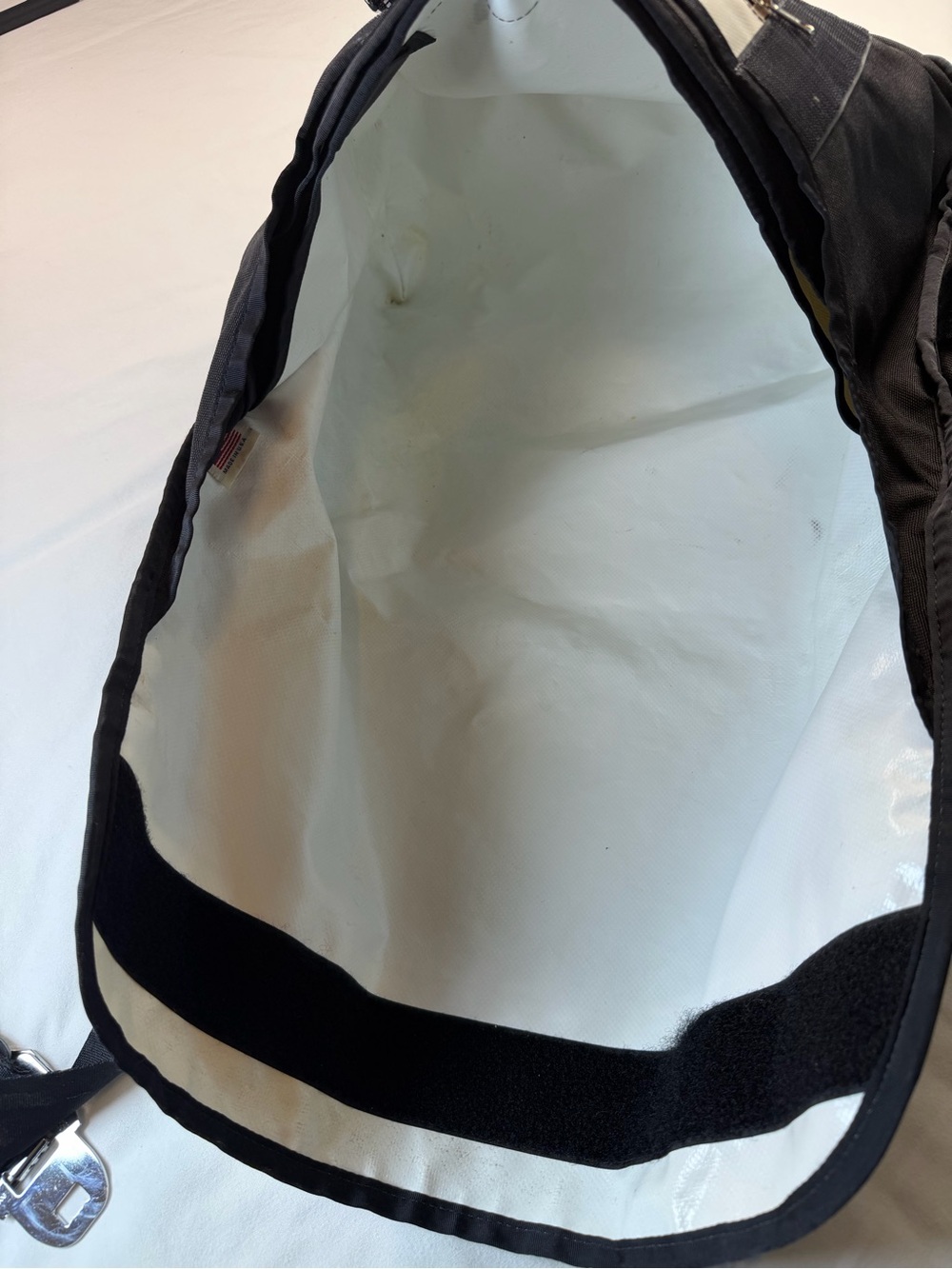 Chrome Industries 24L Messenger Bag Black/White Seatbelt Strap - Picture 7 of 10